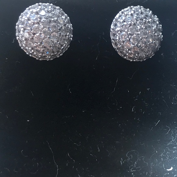 Jewelry - Silver rhinestone studs